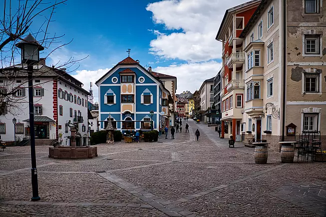 Vista sul centro pedonale di Ortisei. 