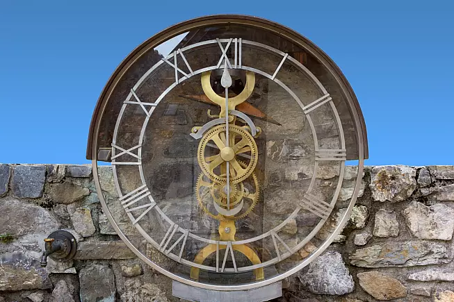 Uno degli orologi monumentali di Pesariis.