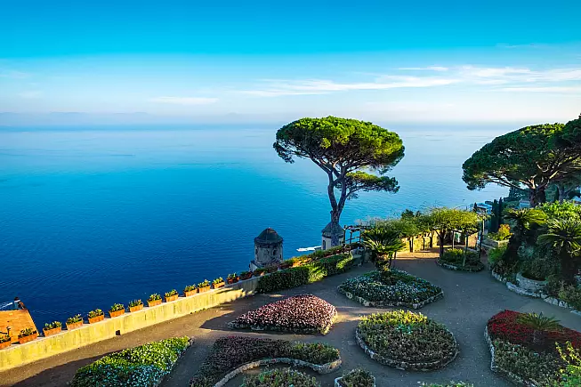 Panorama sul mare dai giardini di Ravello.