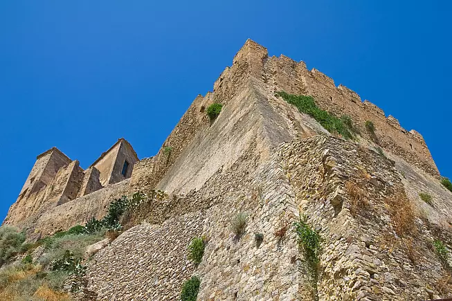 L'imponente Castello Svevo di Rocca Imperiale, visto dal basso. 