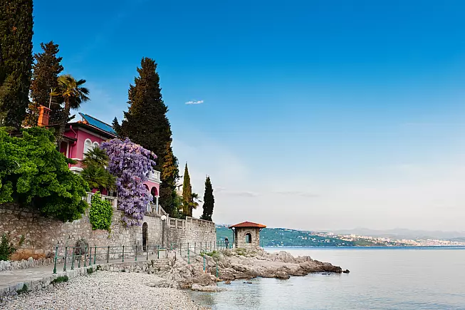 Abbazia, scorcio sul mare. 