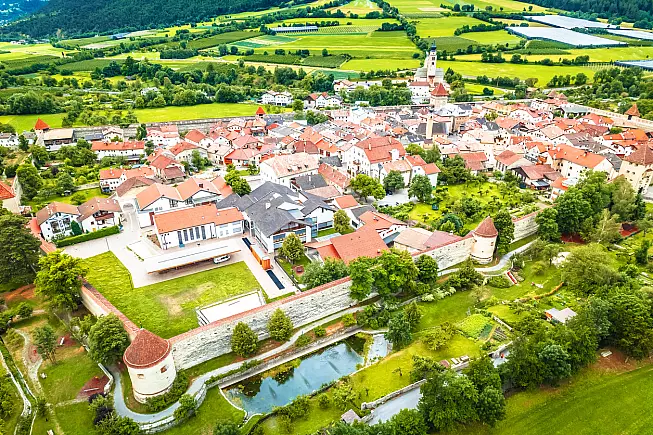 Vista aerea della città di Glorenza. 
