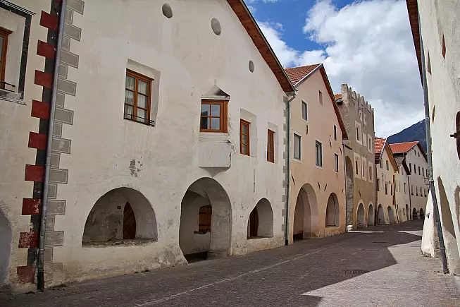 Le vie del centro storico di Glorenza. 