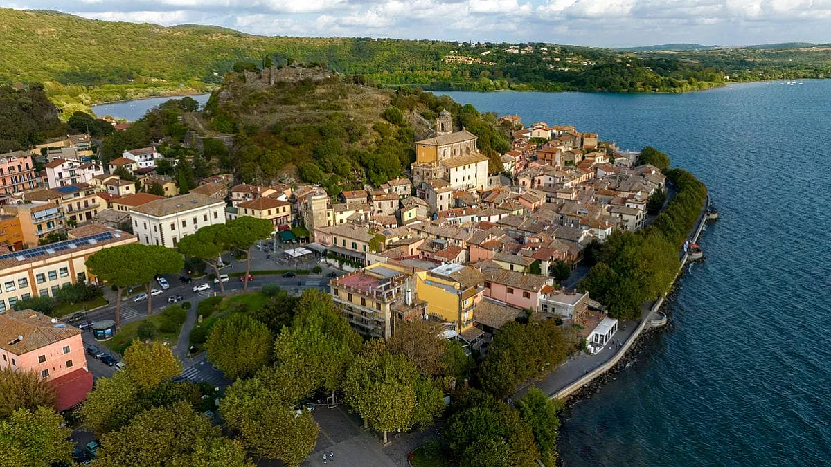 Immerso nel verde, Trevignano Romano è il più piccolo dei tre borghi del lago di Bracciano