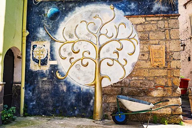 Un murales sui muri di Valogno, borgo dipinto. 