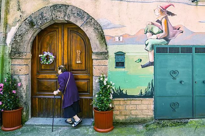 I murales di Valogno decorano i muri delle case. 
