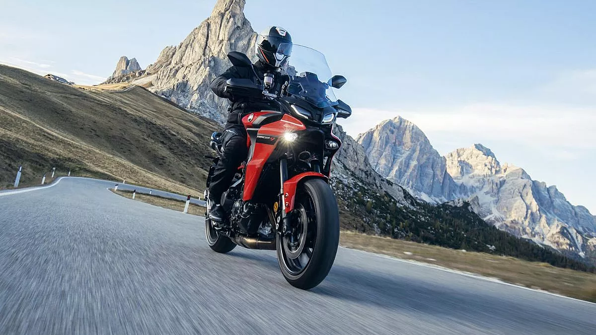 Yamaha Tracer 9 Redline sfondo montagna