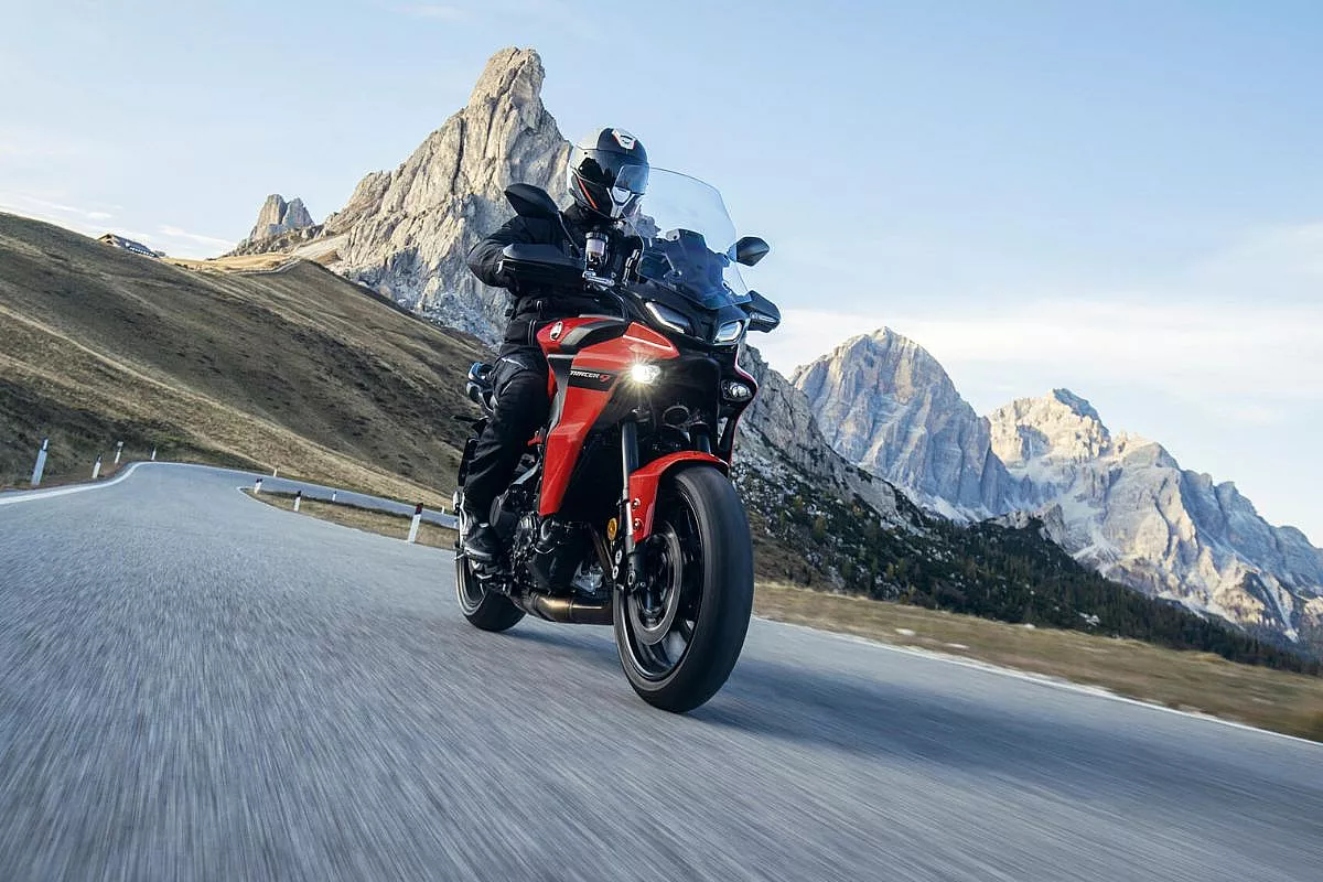 Yamaha Tracer 9 Redline sfondo montagna