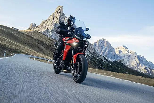Yamaha Tracer 9 Redline sfondo montagna