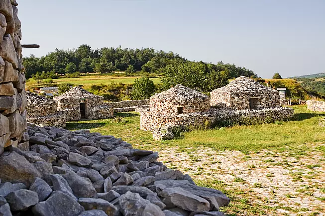 Gli antichi Tholos costruiti in pietra locale. 