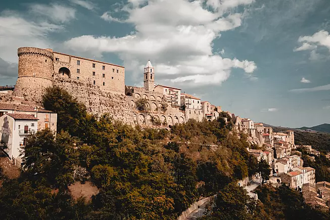 Il Castello Angioino, che domina il paesaggio di Civitacampomarano.