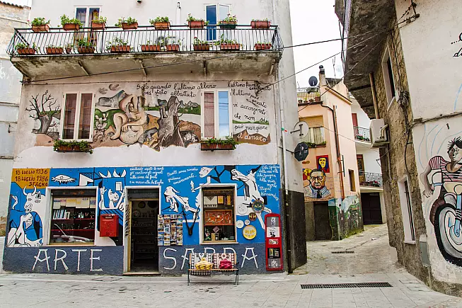 Oltre 200 sono i murales che conquistano l'attenzione sui muri delle case di Orgosolo. 