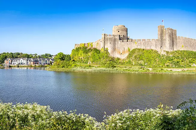 Vista del castello normanno dal fiume Pembroke. 