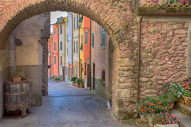 Pignone, Liguria, case colorate