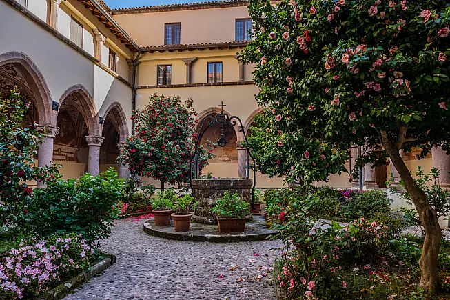 Roccamonfina, il chiostro del Santuario della Madonna dei Lattani. 