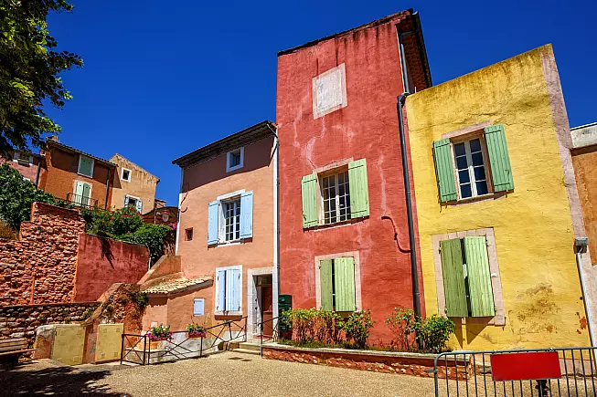 Il centro storico di Roussillon, con le case che esibiscono le tante tonalità di ocra dei pigmenti delle cave.