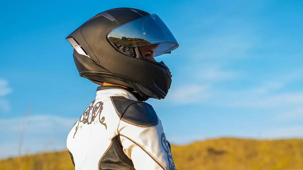 Casco integrale su un motociclista
