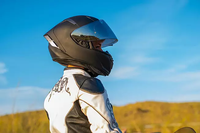 Casco integrale su un motociclista