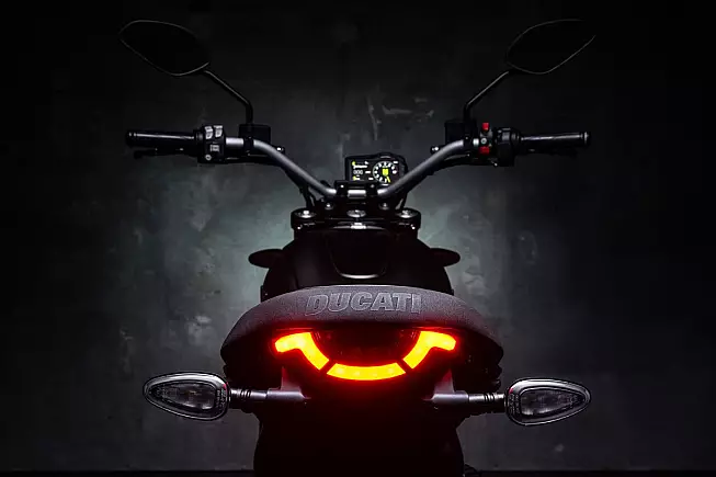 Ducati Scrambler Icon Dark 2025 (da dietro)