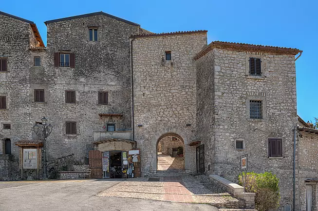 Fumone, ingresso al borgo. 