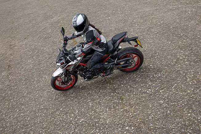 Macna Zastro, giacca da moto (su moto dall'alto)