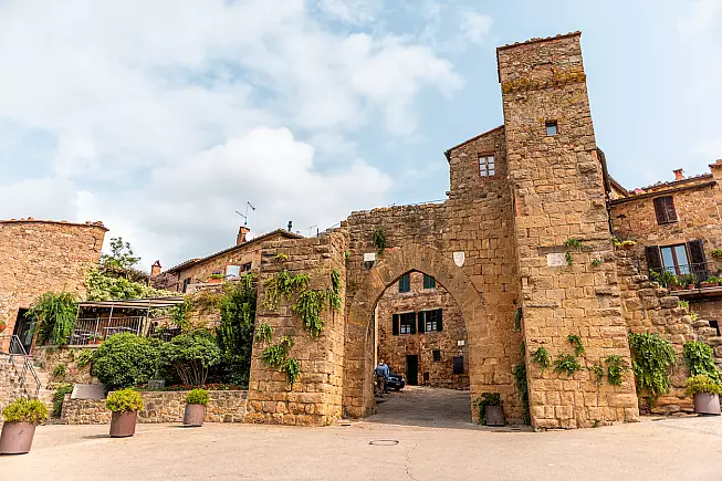 Ingresso nel borgo di Monticchiello
