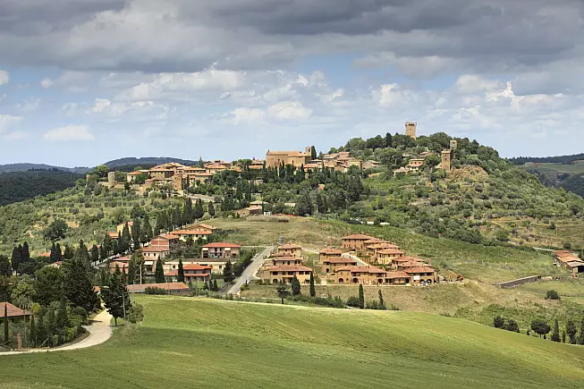 Monticchiello inserito nello scenario della Val d'Orcia.