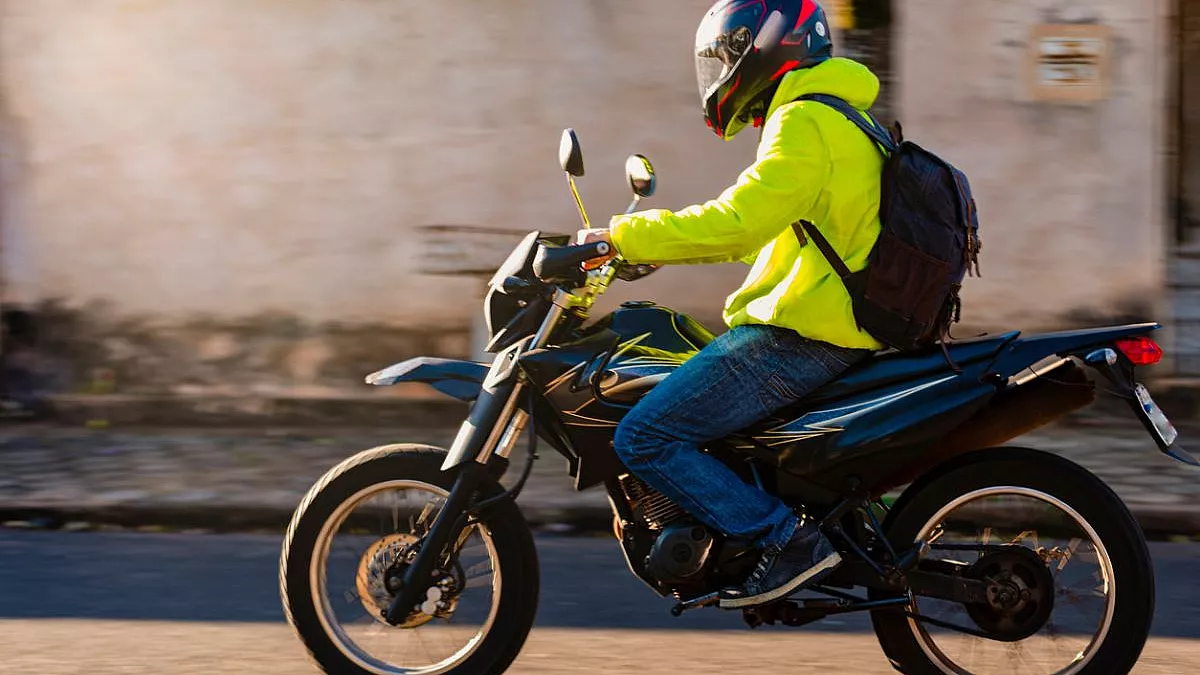Motociclista con casco nero e rosso