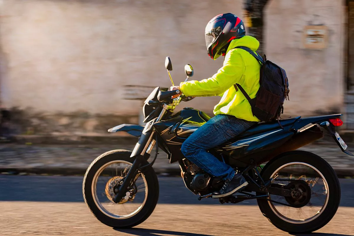 Motociclista con casco nero e rosso