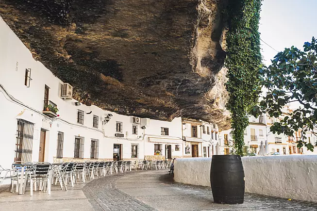 Nulla di meglio che sedersi nei dehors di Setenil de las Bodegas e gustare qualche tapas!