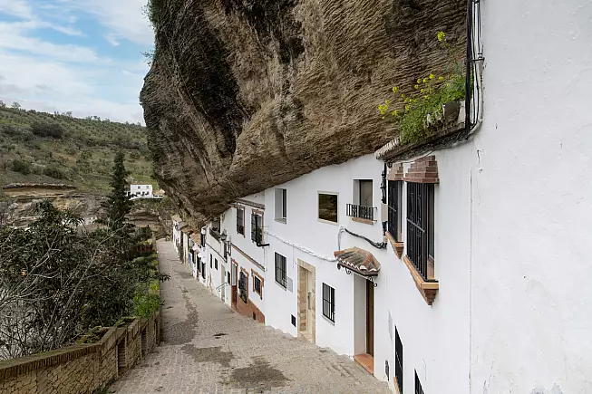 Vista di Setenil de las Bodegas e delle sue case costruite dentro la roccia. 