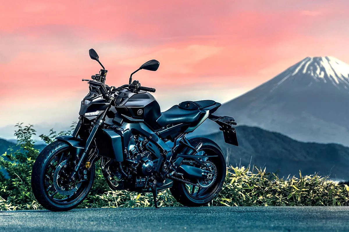 Yamaha MT-09 Y-AMT (2024) sfondo Monte Fuji