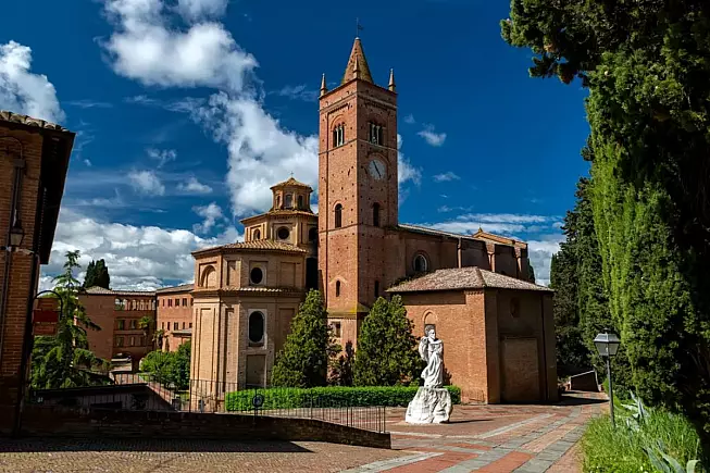 La storica Abbazia di Monte Oliveto Maggiore, non lontana da Rapolano Terme