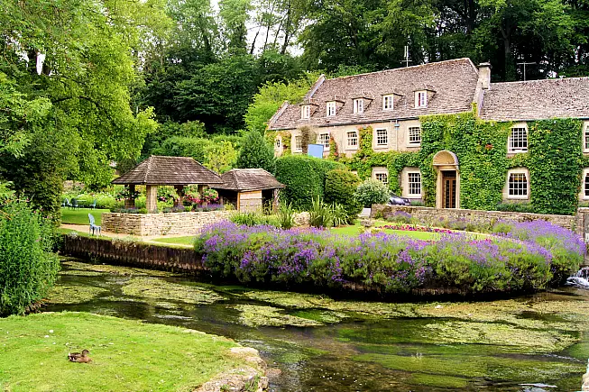 I tipici giardini intorno alle case in pietra a Bibury nelle Cotswolds.