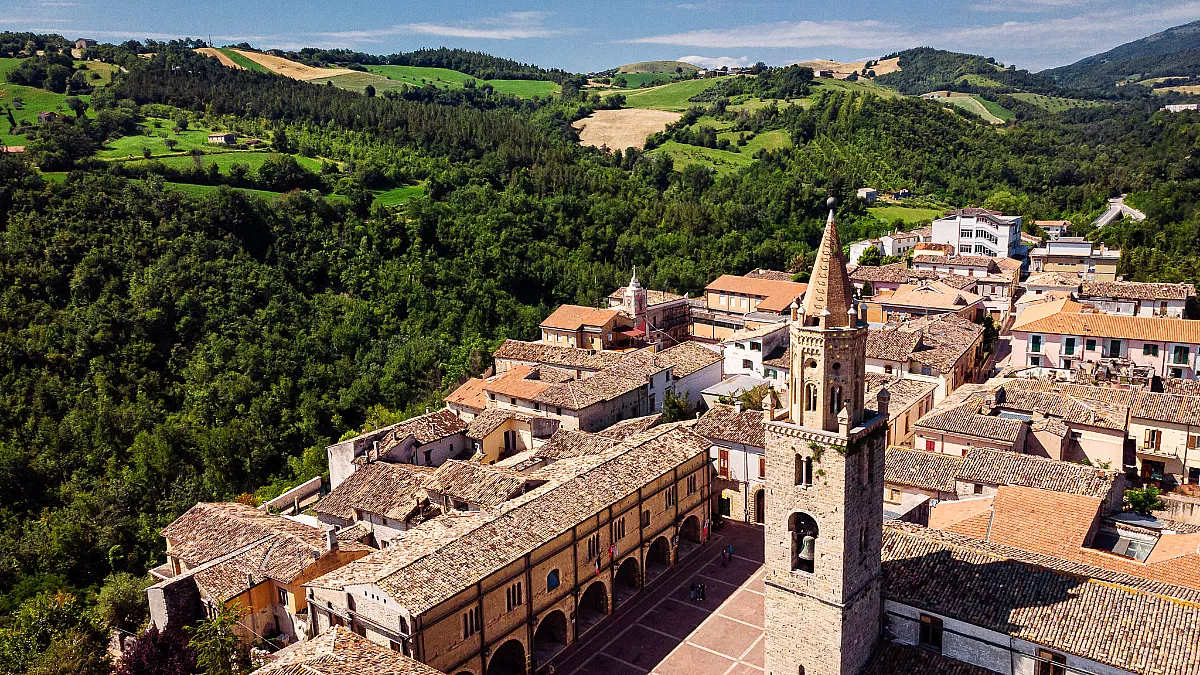https://www.abruzzoturismo.it/it/magazine/borgo-dei-borghi-la-farnesiana-campli-e-sesta