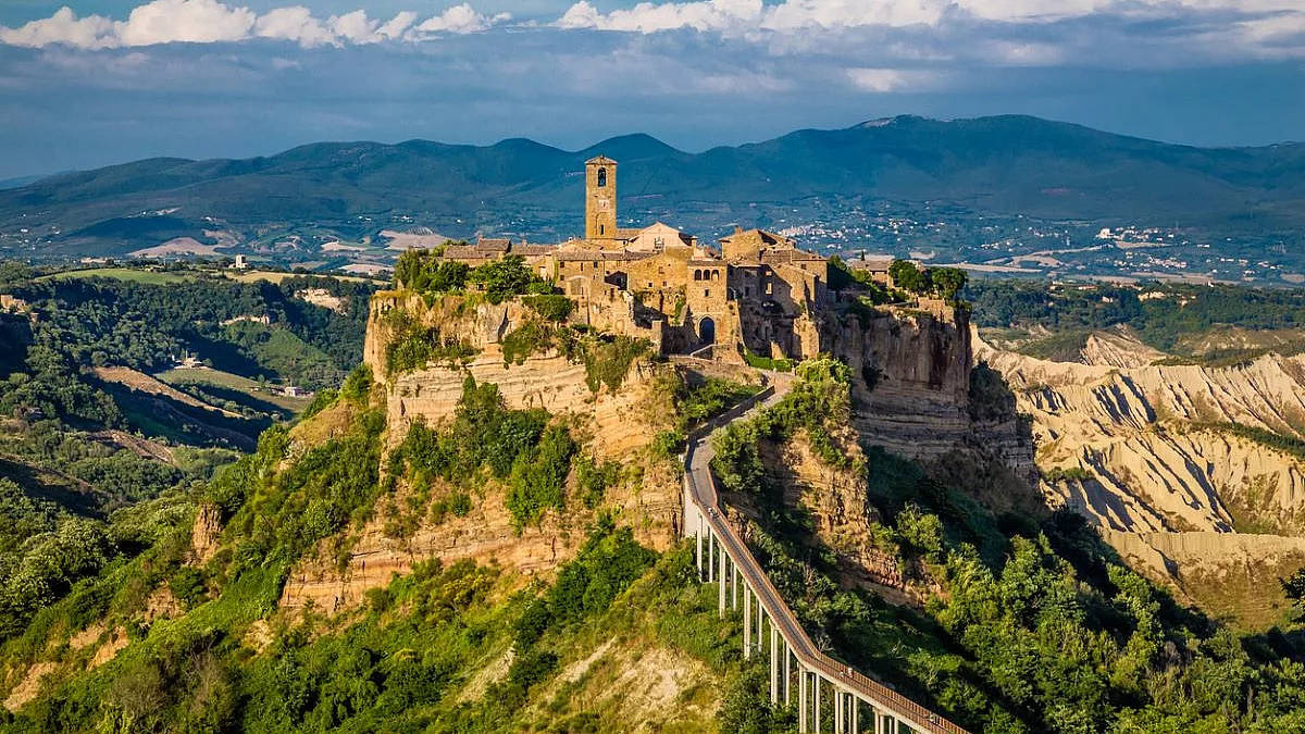 Lago di Bolsena in moto. Il giro ci porta a Civita di Bagnoregio, la "Città che muore"