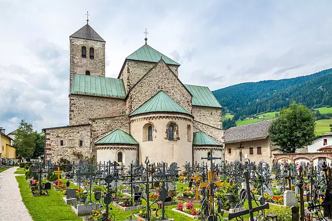 Collegiata di San Candido (da dietro). milosk50, Shutterstock