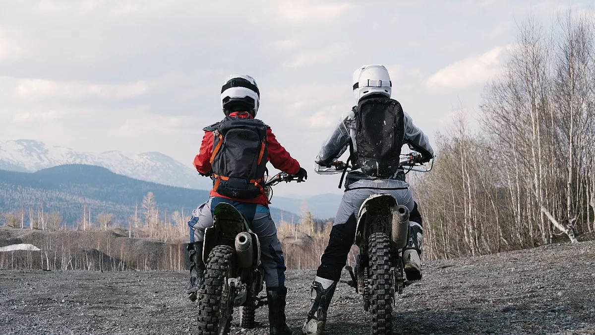 Due motociclisti su enduro in inverno
