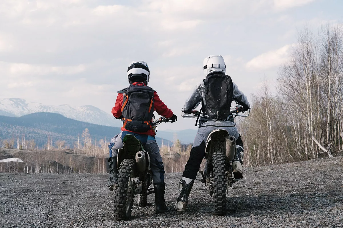 Due motociclisti su enduro in inverno