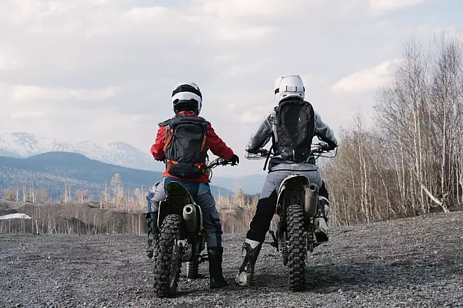 Due motociclisti su enduro in inverno