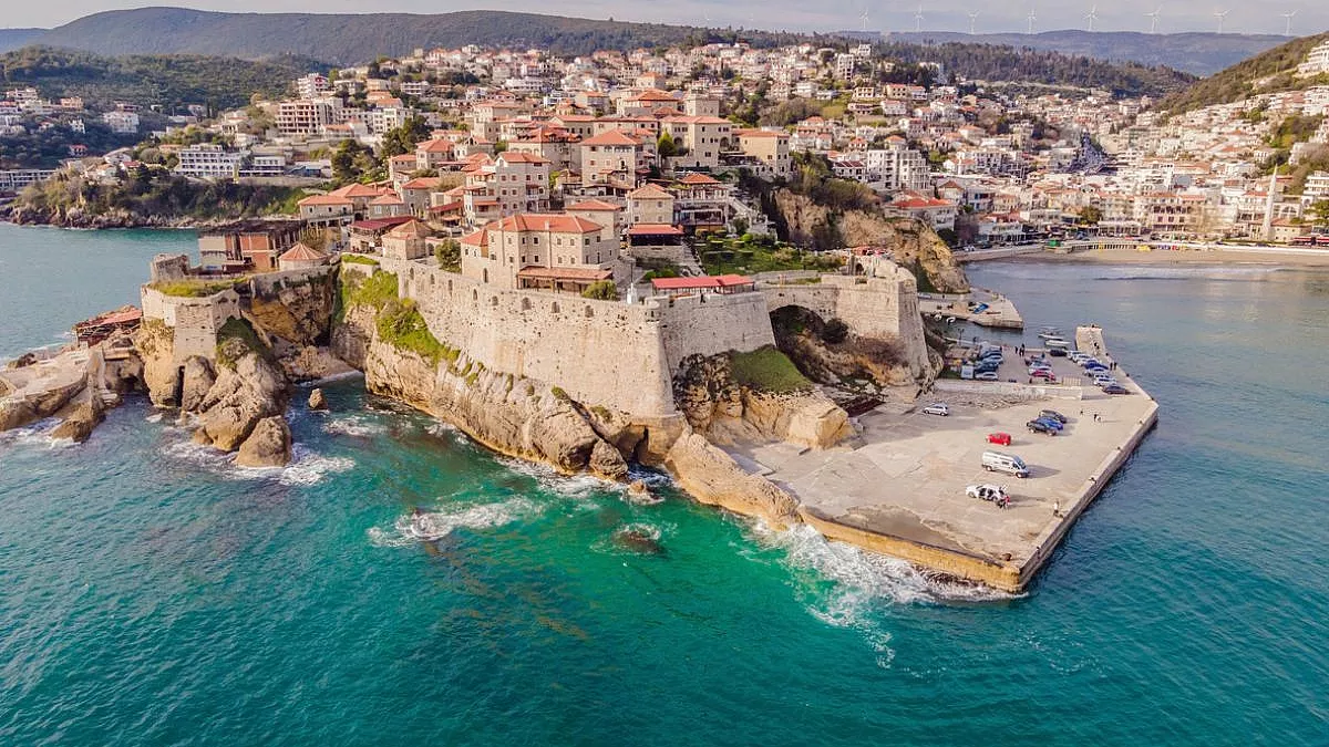 Dulcigno, Montenegro, vista con Torre dell'Orologio
