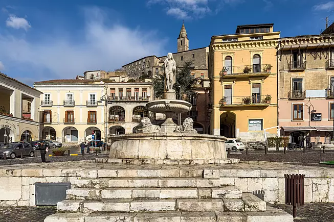 Fontana del Leone, Piazza Umberto I, Montesarchio. Francesco Bonino, Shutterstock