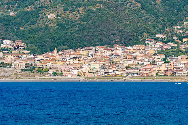 Gioiosa Marea vista dal Tirreno.