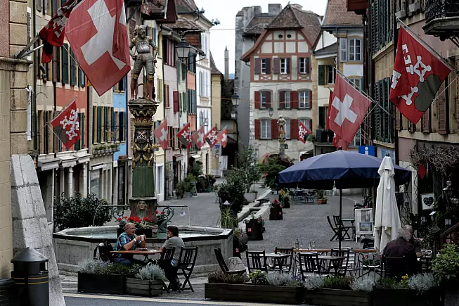 La Neuveville, Svizzera, strade antiche. paparazzza, Shutterstock