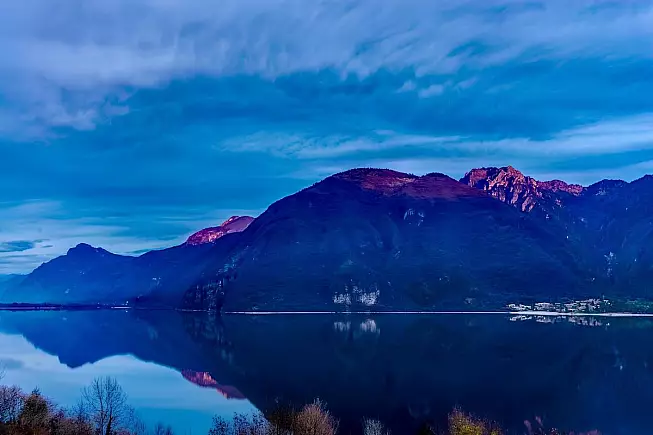 Lago di Idro, panorama di sera