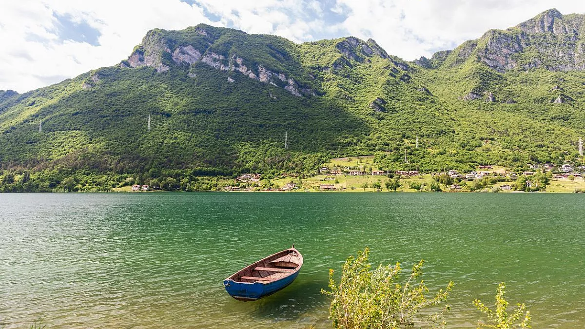 Lago d'Idro, vista dalla sponda, Lombardia. iStock, Artem Bolshakov