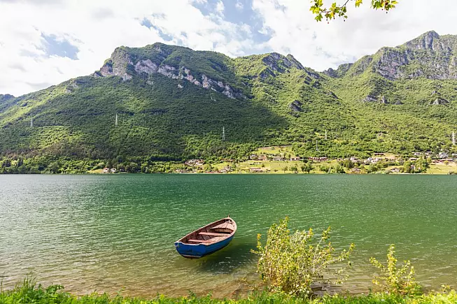 Lago d'Idro, vista dalla sponda, Lombardia. iStock, Artem Bolshakov