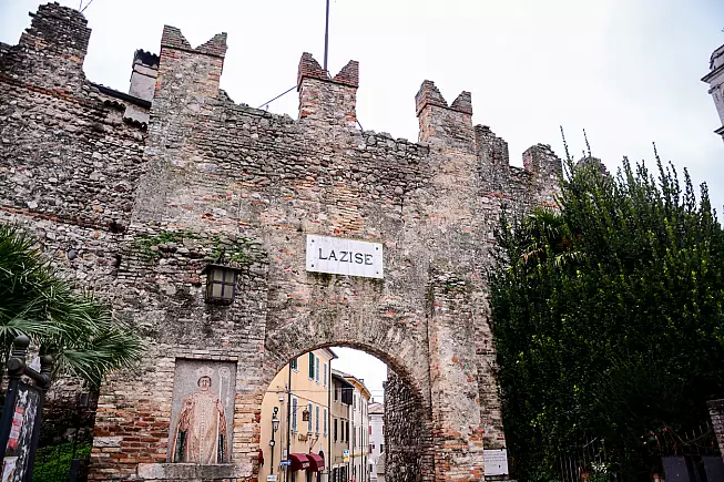 Porta d'ingresso al borgo medievale di Lazise, primo libero Comune d'Italia. 