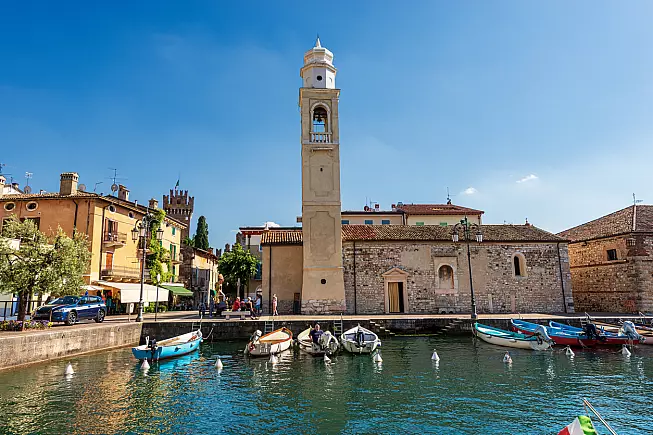 Il porto vecchio e la Chiesa di San Nicolò a Lazise.