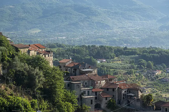 Mulazzo immersa nella Lunigiana. 